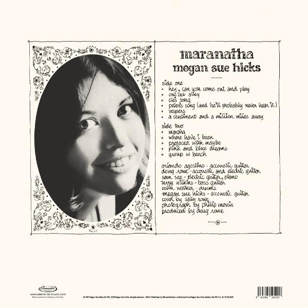 Albumcover mit einem Schwarz-Weiß-Bild einer Frau. Der Text enthält den Künstlernamen, Songtitel und Credits.
