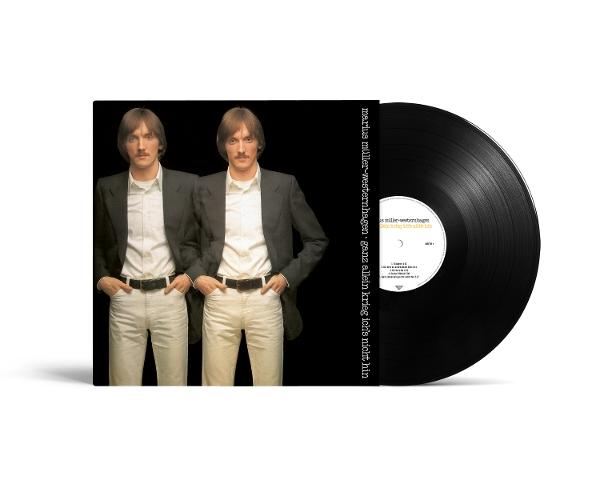 Zwei identische Männer in Anzügen stehen neben einer Schallplatte. Albumcover mit Text. Schwarze Schallplatte mit Etikett.