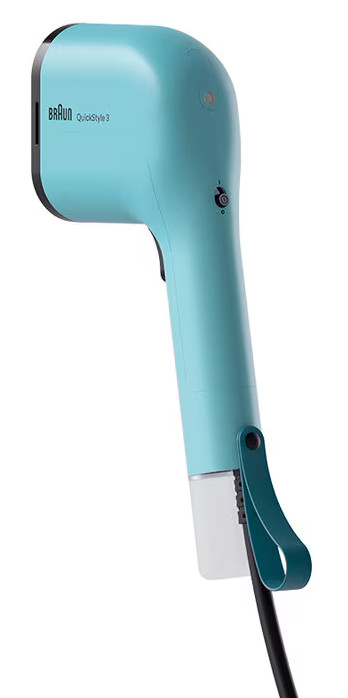 Turkusowy steamer Braun QuickStyle 3. Ma uchwyt, czarny przewód zasilający i turkusową pętlę. Tło jest białe.