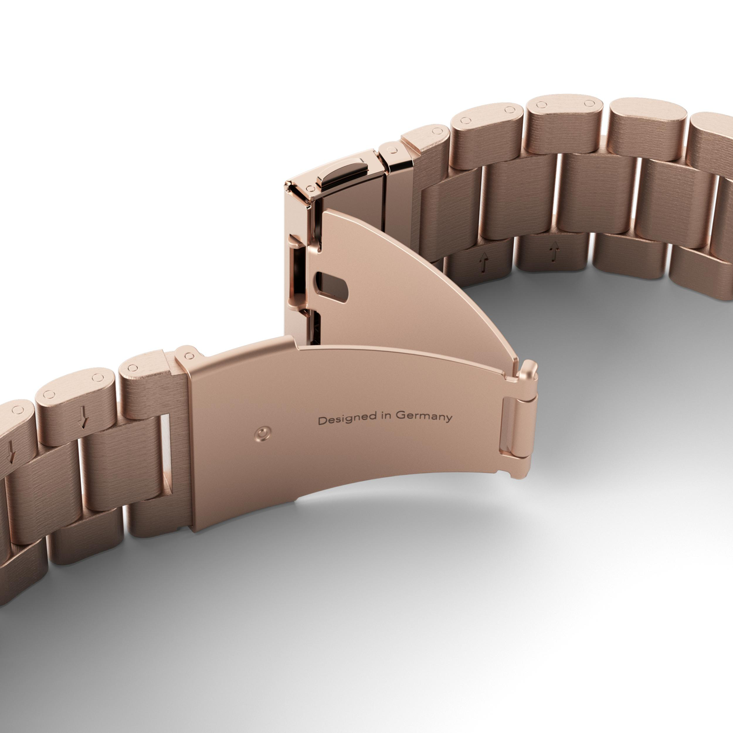 Nahaufnahme eines roségoldenen Armbandverschlusses. Der Verschluss ist geöffnet und zeigt 'Designed in Germany'. Weißer Hintergrund.