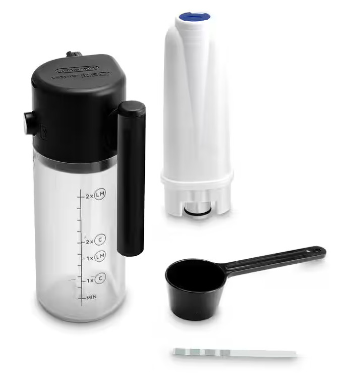 Obraz zestawu filtrów do wody. Zawiera pojemnik na wodę, filtr, miarkę i paski testowe. Wszystkie elementy znajdują się na białej powierzchni.