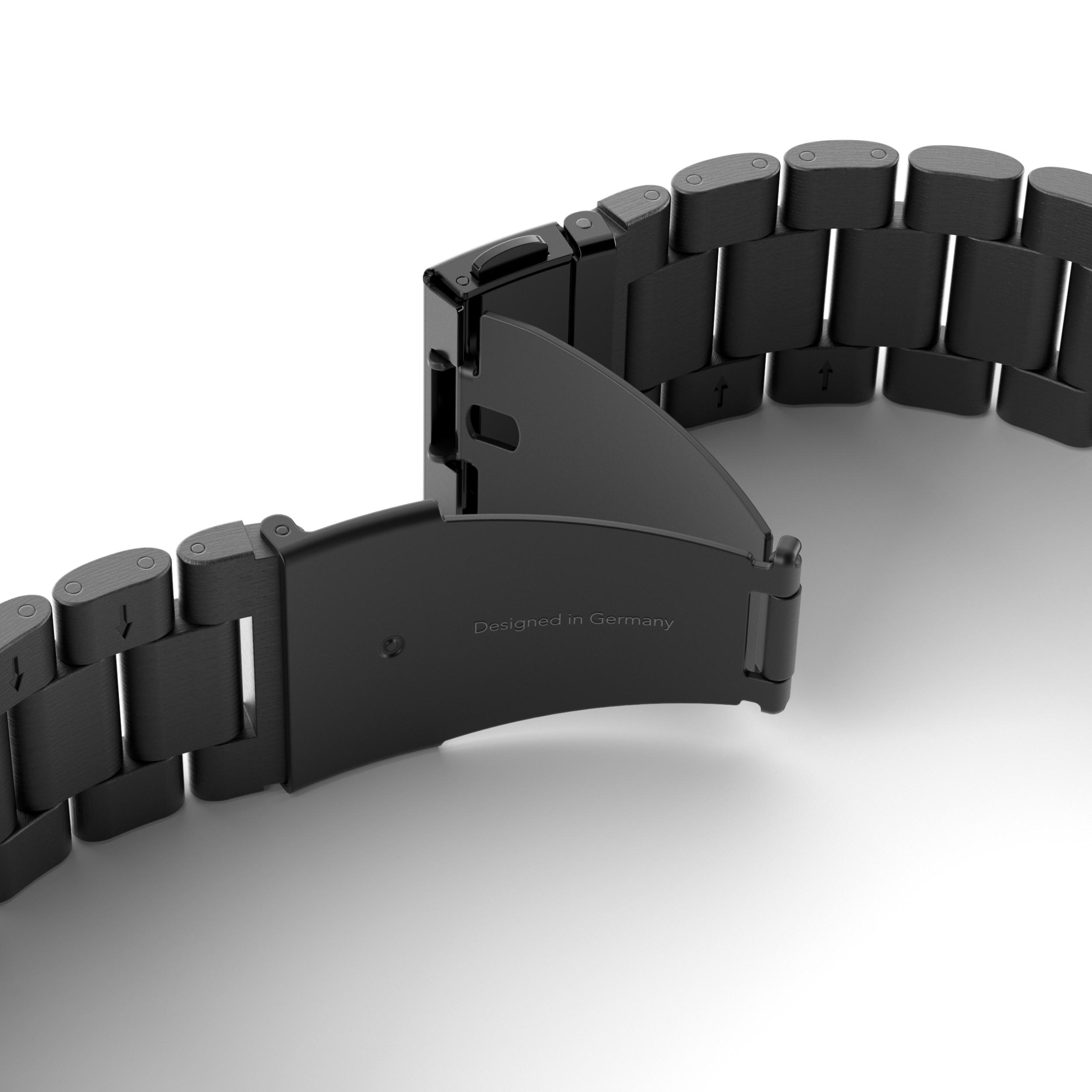 Nahaufnahme eines schwarzen Armbandverschlusses mit der Aufschrift 'Designed in Germany'. Glieder sichtbar.