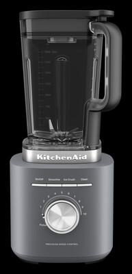 Ein grauer KitchenAid-Mixer mit einem durchsichtigen Krug. Er hat einen Drehregler zur Geschwindigkeitsregelung und Tasten.