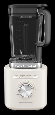 Ein KitchenAid-Mixer. Er hat eine cremefarbene Basis mit einem Drehknopf und Knöpfen sowie einen schwarzen Krug oben.