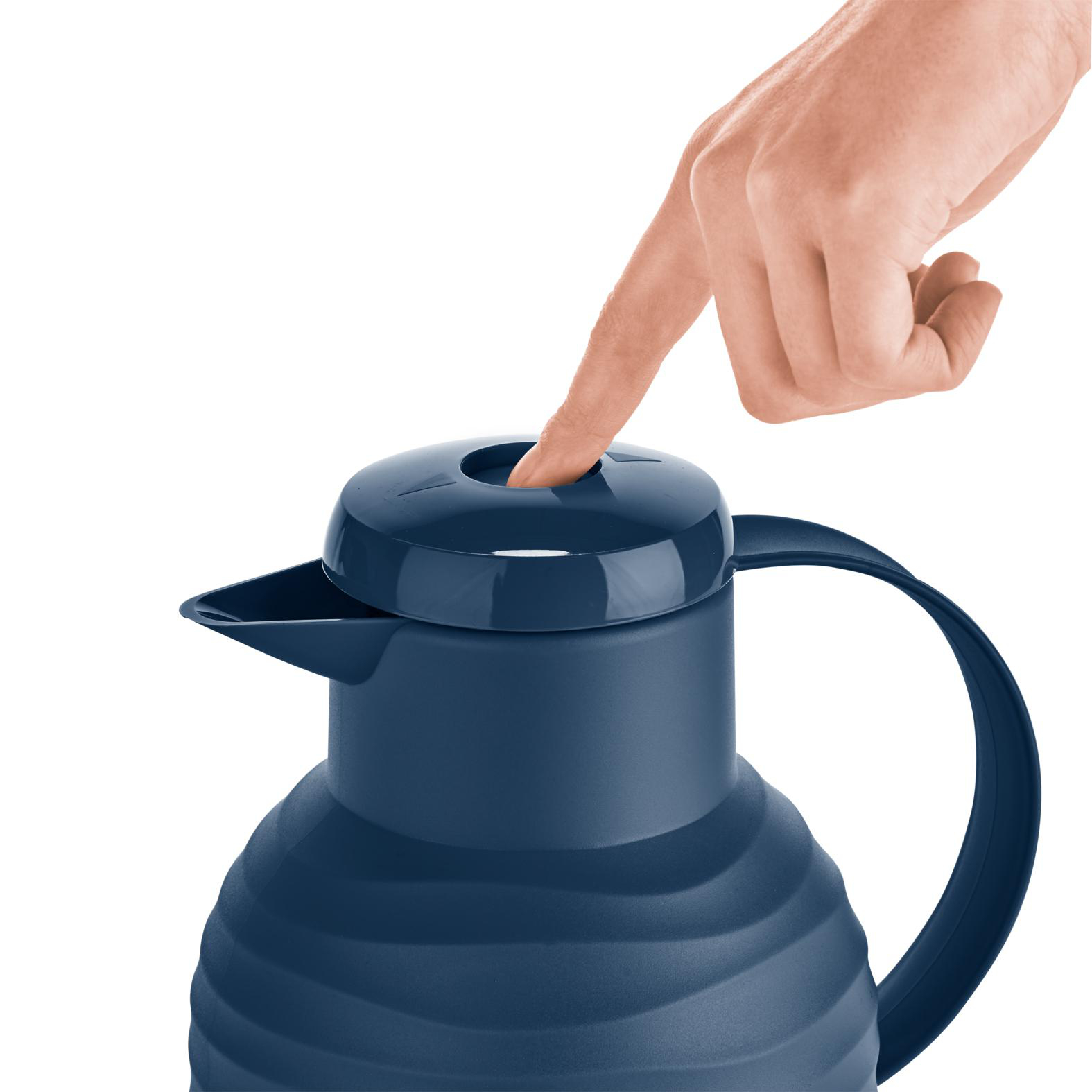 Eine Hand drückt den Knopf auf einer blauen Thermoskanne. Die Thermoskanne hat einen Ausguss, einen Griff und einen gerippten Körper.