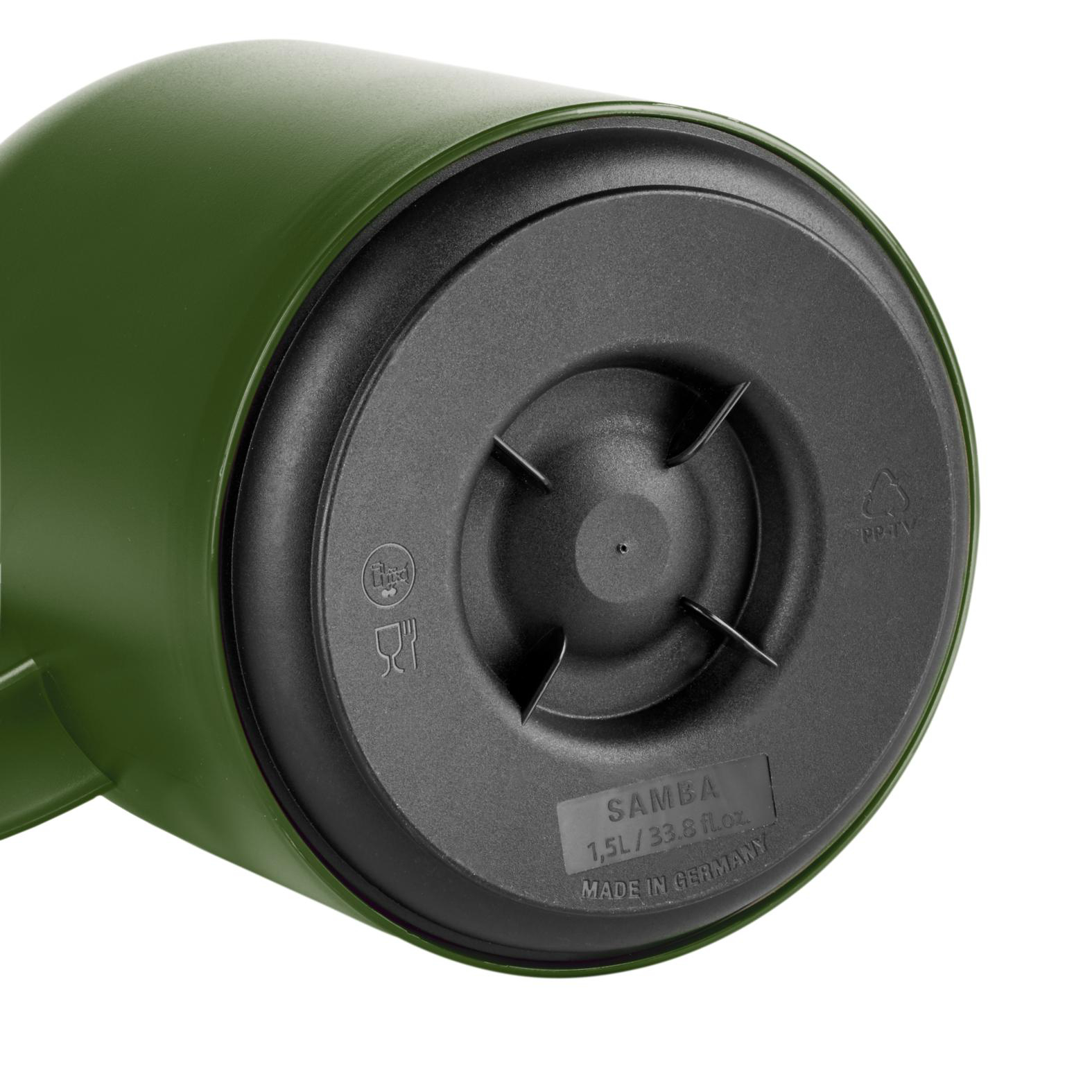Grüne Gießkannenbasis mit schwarzem Deckel, Text 'SAMBA 1,5L/33,8 fl.oz' und 'Made in Germany'.