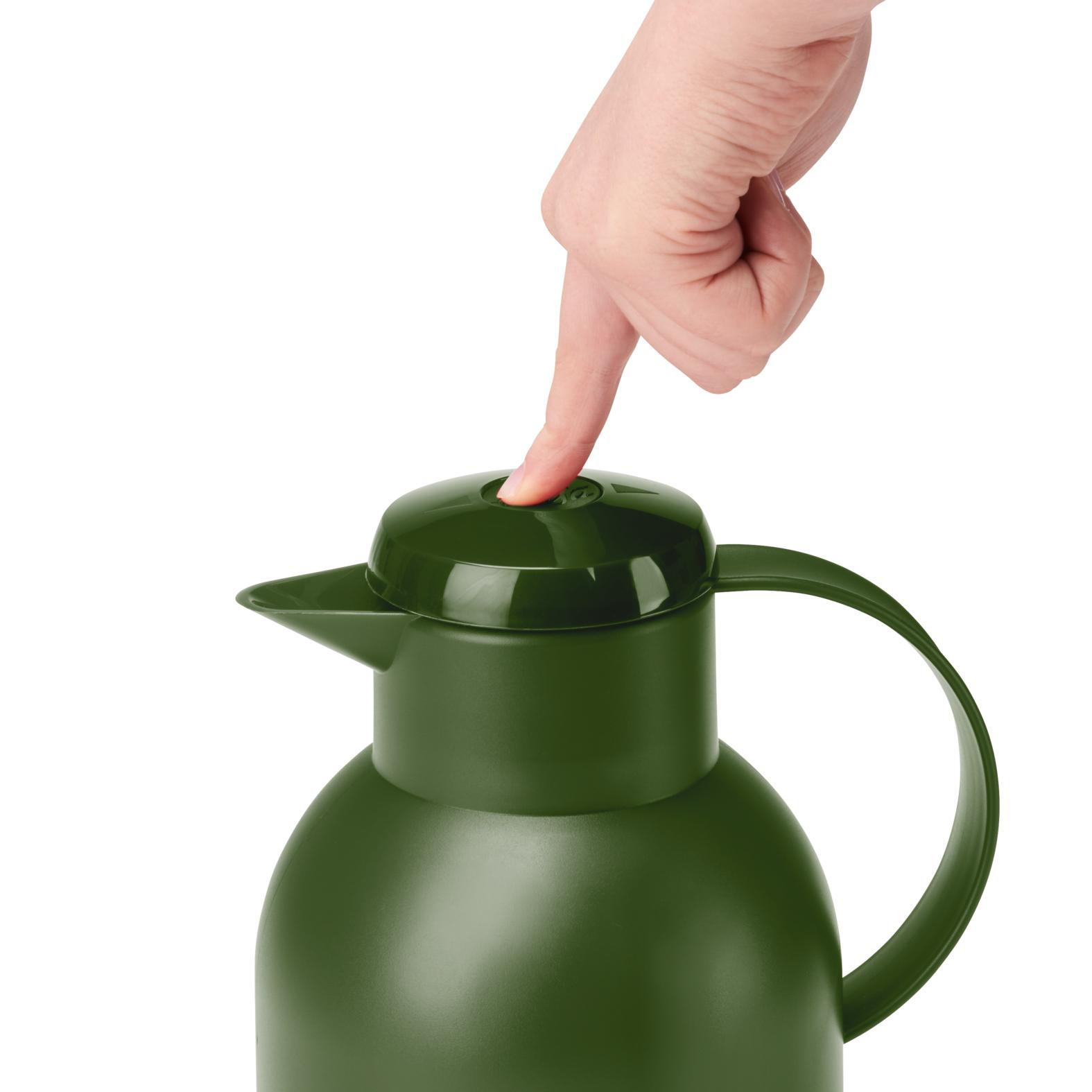 Eine Hand drückt den Knopf auf einer grünen Thermoskanne. Die Thermoskanne steht vor weißem Hintergrund.