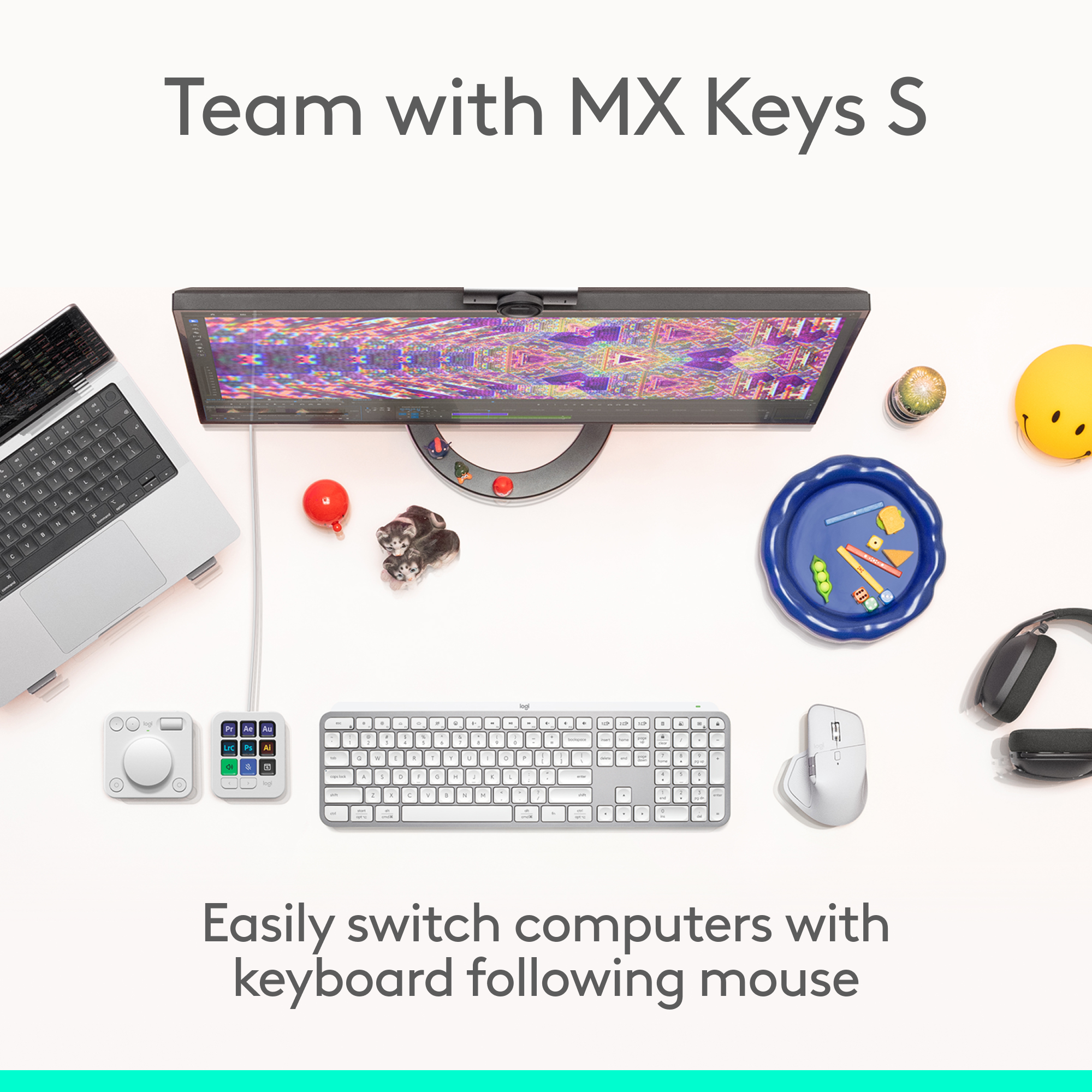 Ein Setup mit Laptop, Monitor, Tastatur, Maus und Zubehör. Text lautet: Team mit MX Keys S.