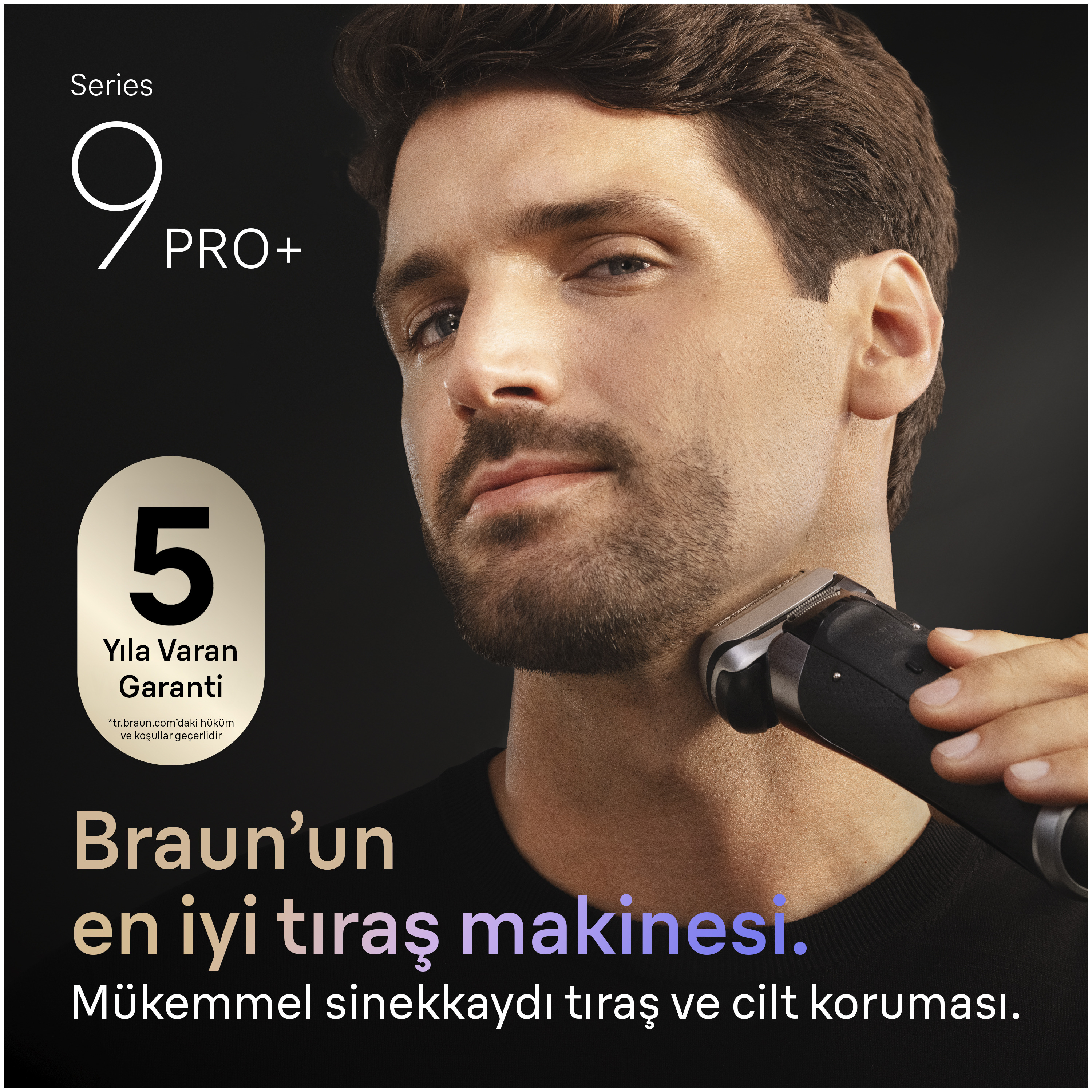Bir adam, Braun elektrikli tıraş makinesiyle sakalını tıraş ediyor. Metin: Seri 9 PRO+, 5 yıl garanti, Braun'un en iyi tıraş makinesi.