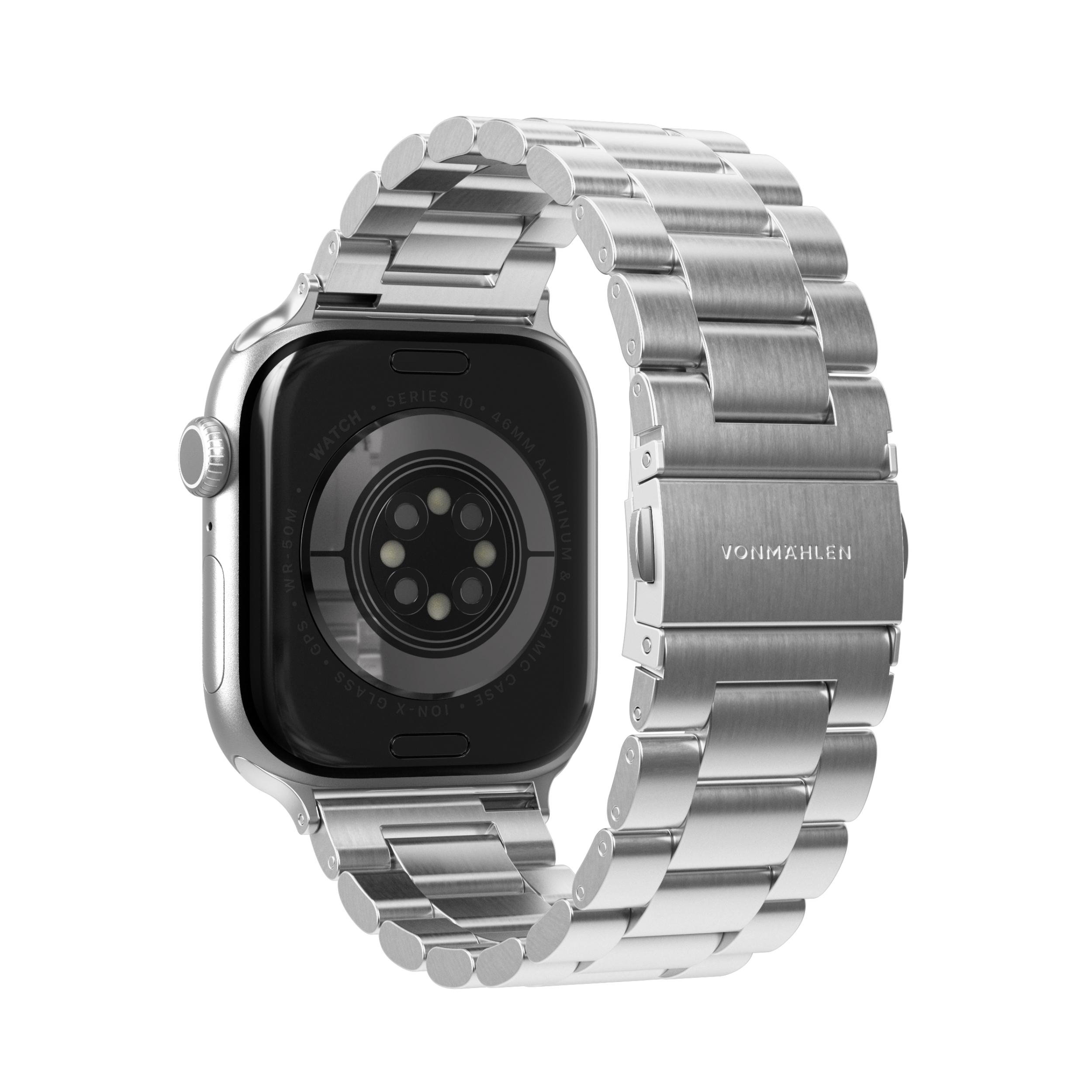 Silberne Apple Watch Series 10 mit Metallarmband, abgewinkelt, um die Rückseite und Banddetails zu zeigen, auf weißem Hintergrund.