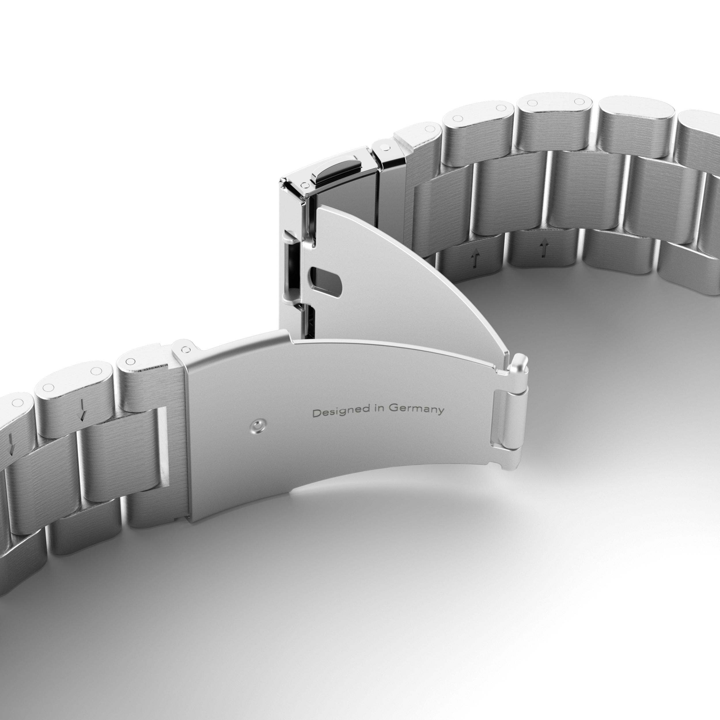 Nahaufnahme eines silbernen Armbanduhrverschlusses mit der Aufschrift 'Designed in Germany'. Der Hintergrund ist weiß.