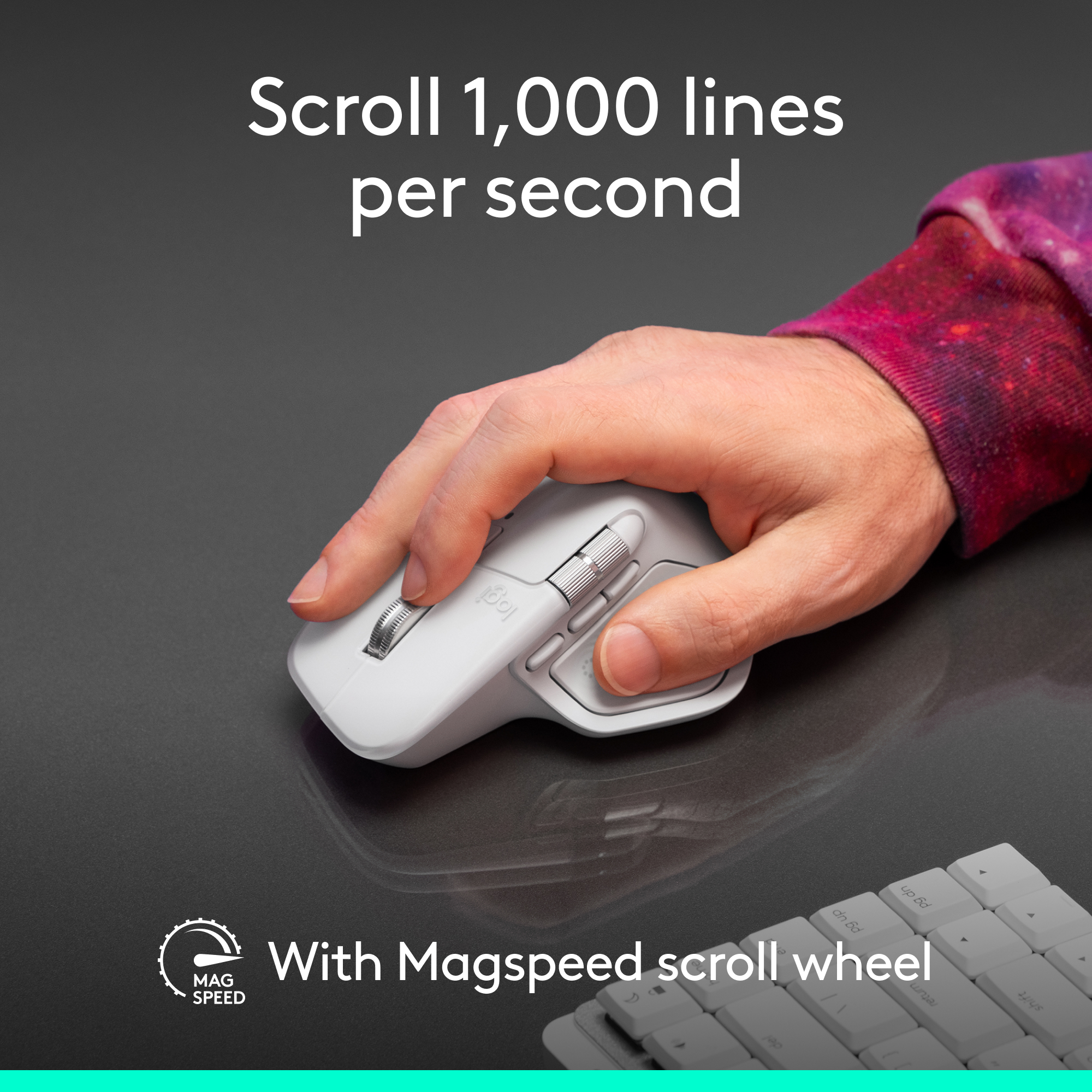 Main utilisant une souris blanche sur une surface sombre, avec le texte 'Scroll 1,000 lignes par seconde'. Un clavier est visible.