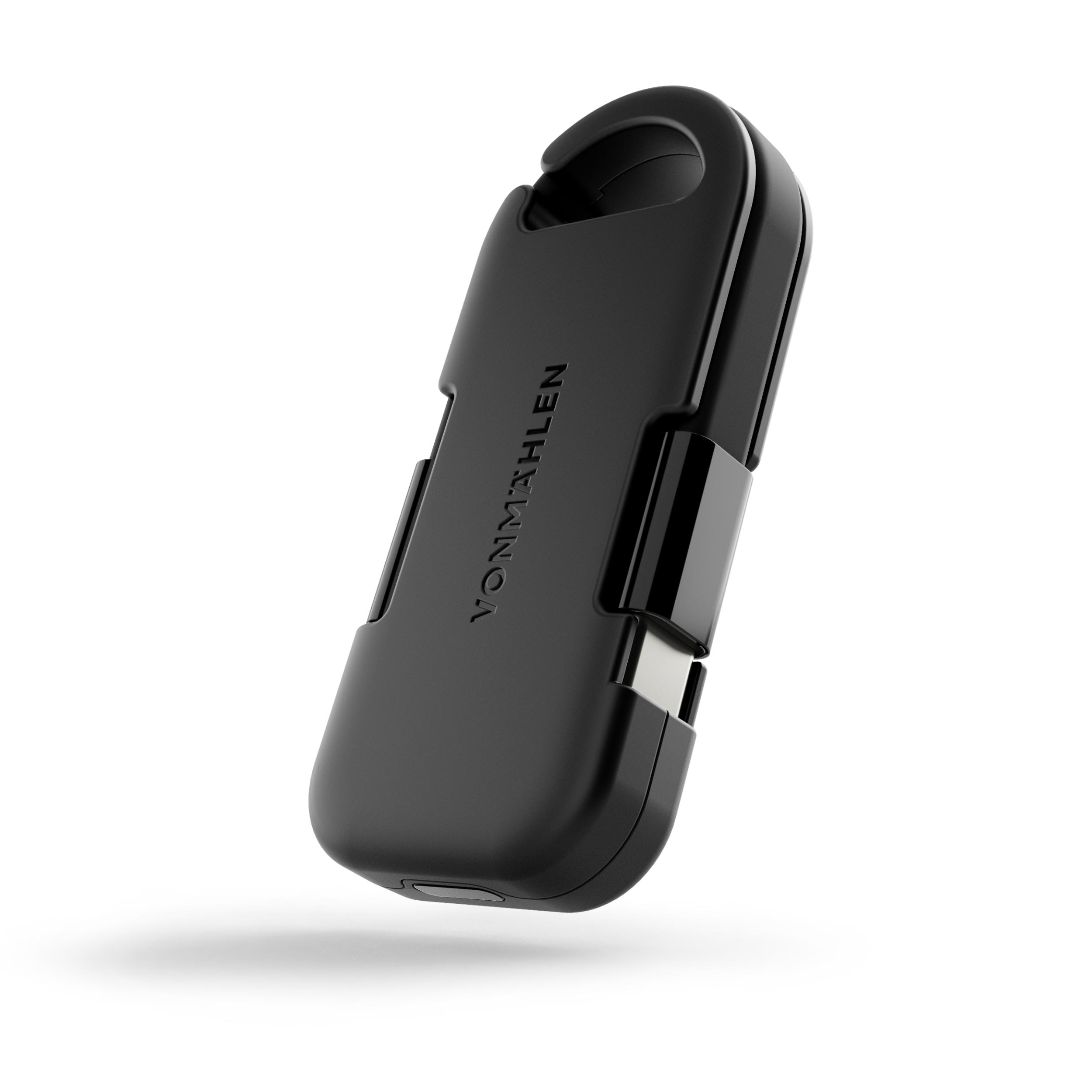 Schwarzes USB-C-Gerät, leicht angewinkelt, mit 'VONMÄHLEN'-Text und einer Schlaufe oben, auf weißem Hintergrund.