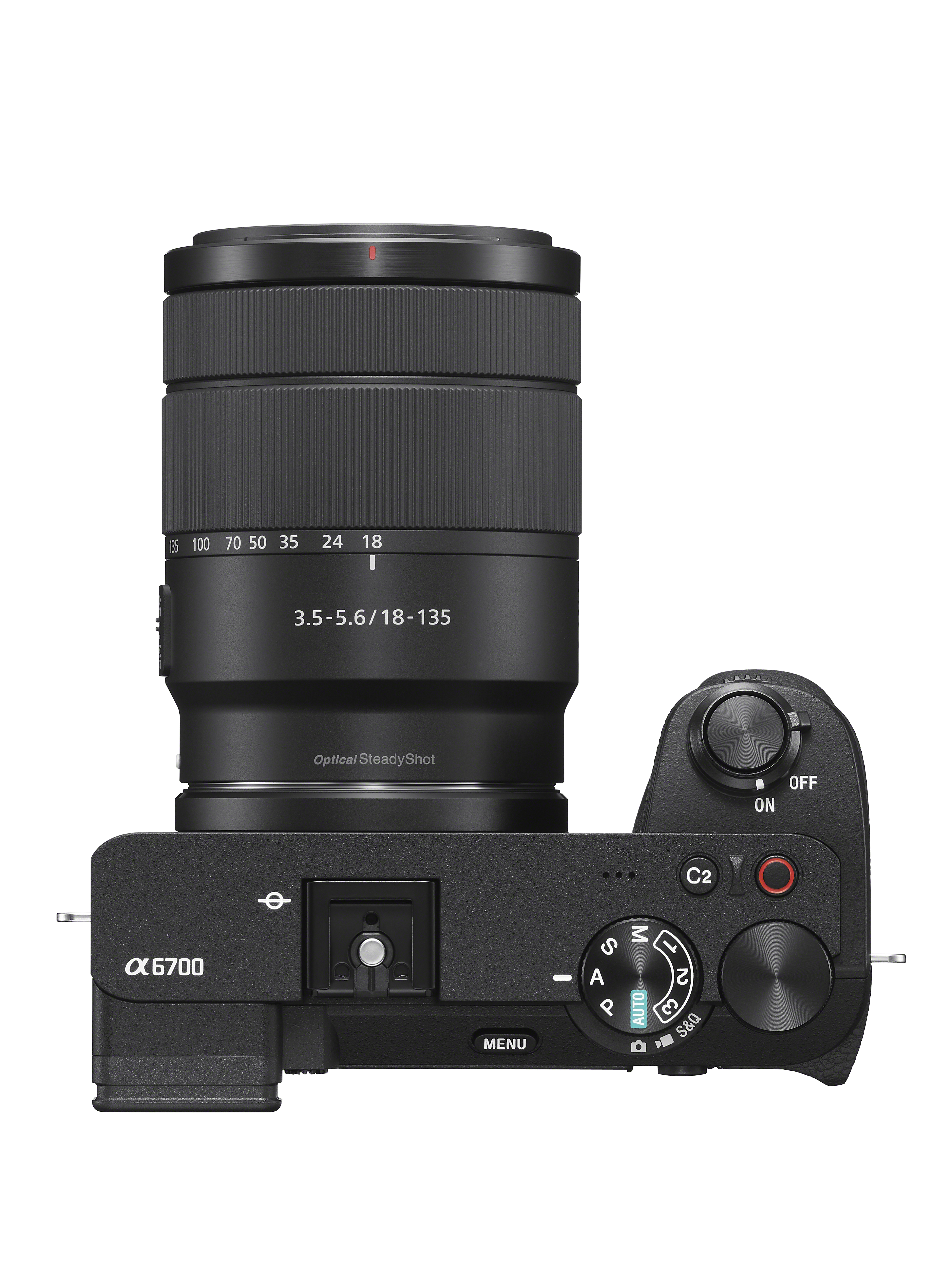 Un appareil photo Sony α6700 noir avec un objectif attaché. L'objectif a des marquages de distance focale. L'appareil photo a plusieurs molettes et boutons.