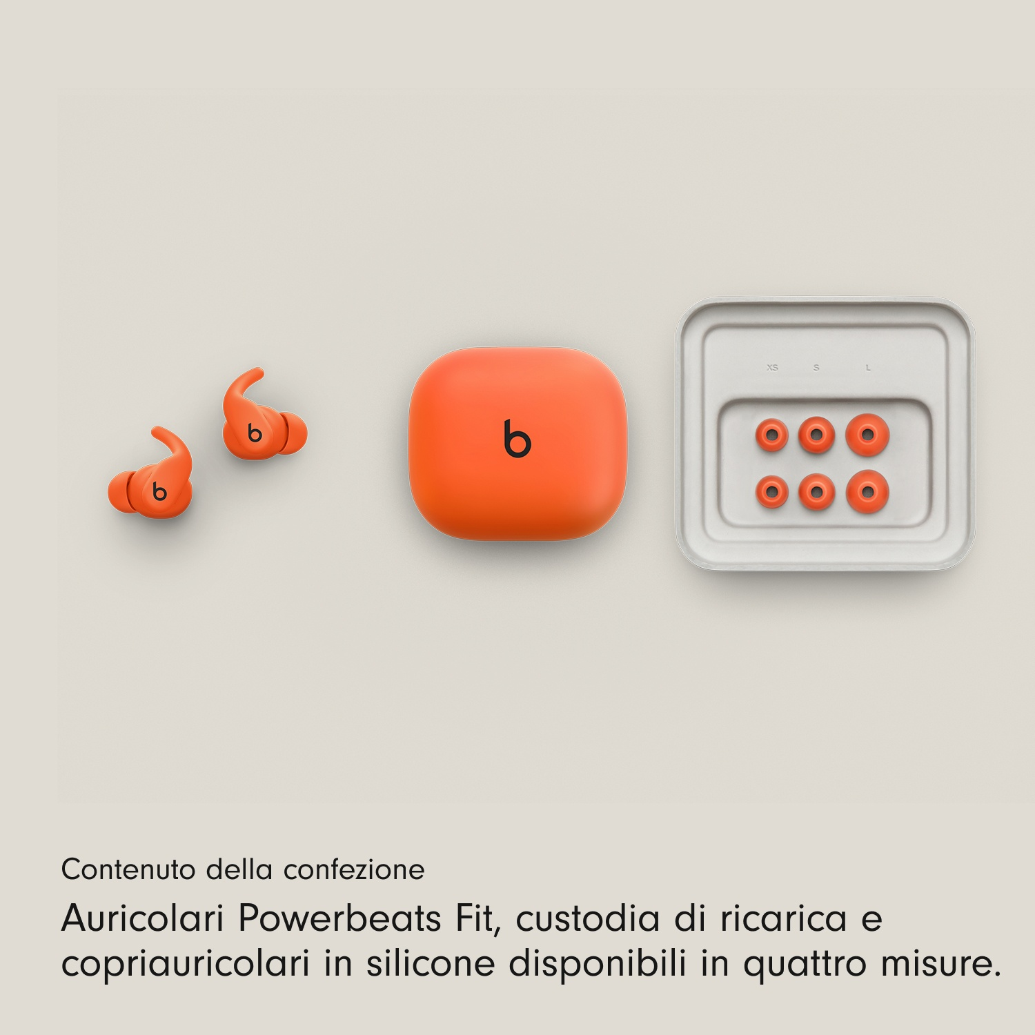 Auricolari Beats Powerbeats Fit arancioni, custodia di ricarica e auricolari in un vassoio. Sfondo bianco. Include taglie XS, S, L.