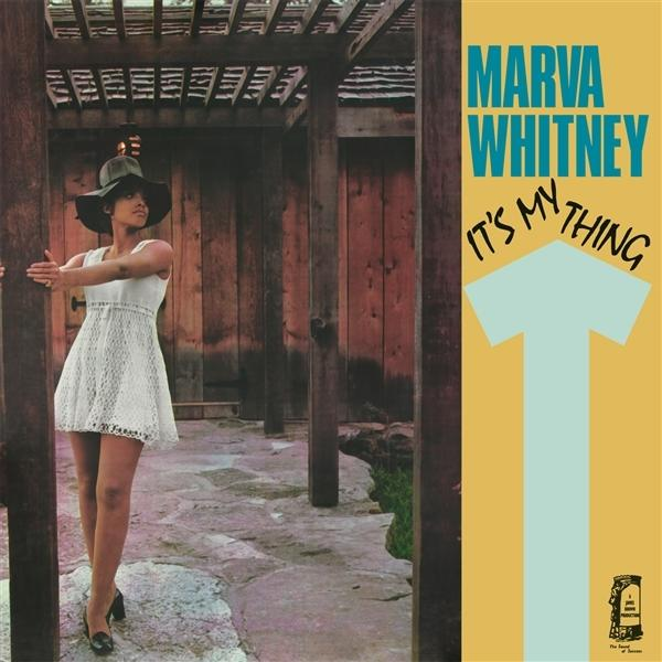 Marva Whitney in weißem Kleid und Hut mit ausgestreckten Armen steht an einer Holzkonstruktion. Albumcover mit Text 'It's My Thing'.