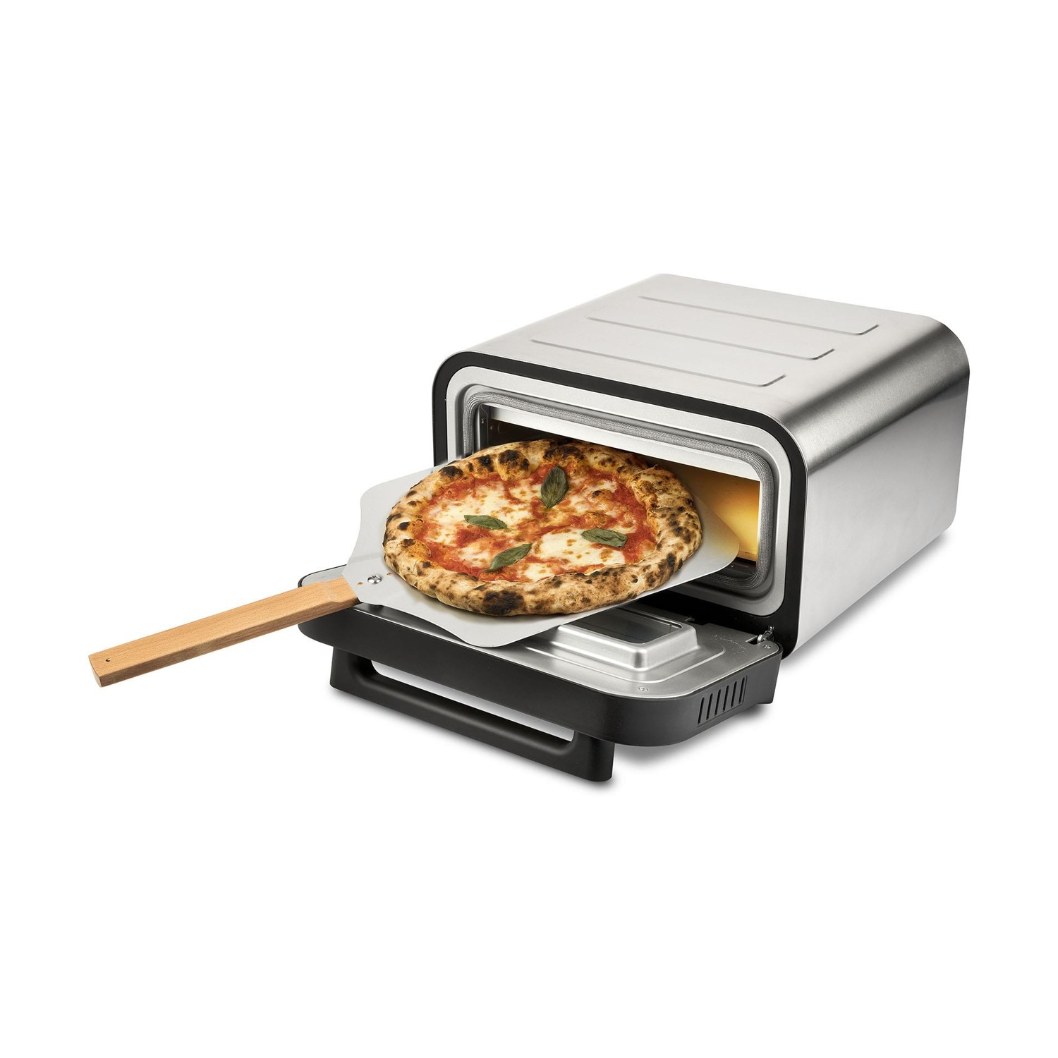Una pizza viene rimossa da un forno per pizza in acciaio inossidabile. Una pala per pizza con manico in legno tiene la pizza.