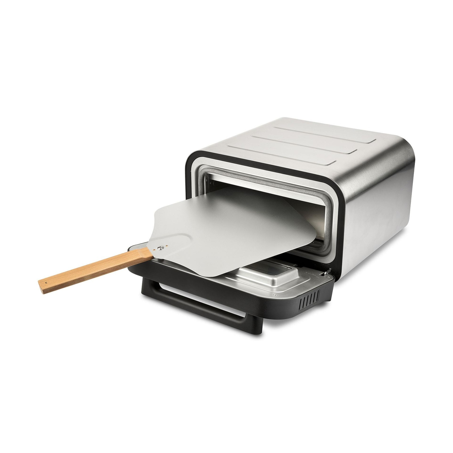 Un forno per pizza in acciaio inossidabile con la porta aperta. Una pala per pizza con manico in legno viene inserita. Sfondo bianco.