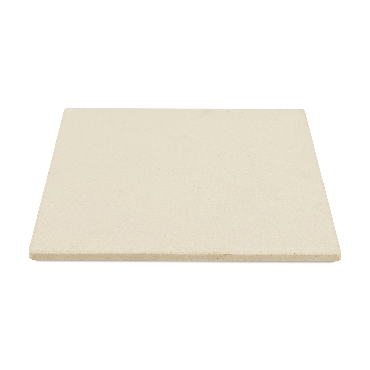 Una pietra per pizza quadrata e beige. La pietra è centrata su uno sfondo bianco. La pietra ha una superficie leggermente ruvida.