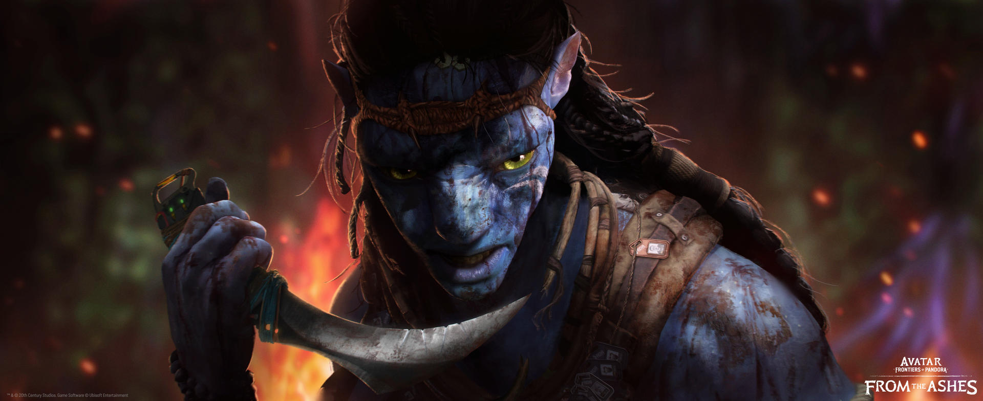 Nahaufnahme eines blauen Na'vi-Charakters aus Avatar mit einem Messer. Feuer und Laub im verschwommenen Hintergrund.
