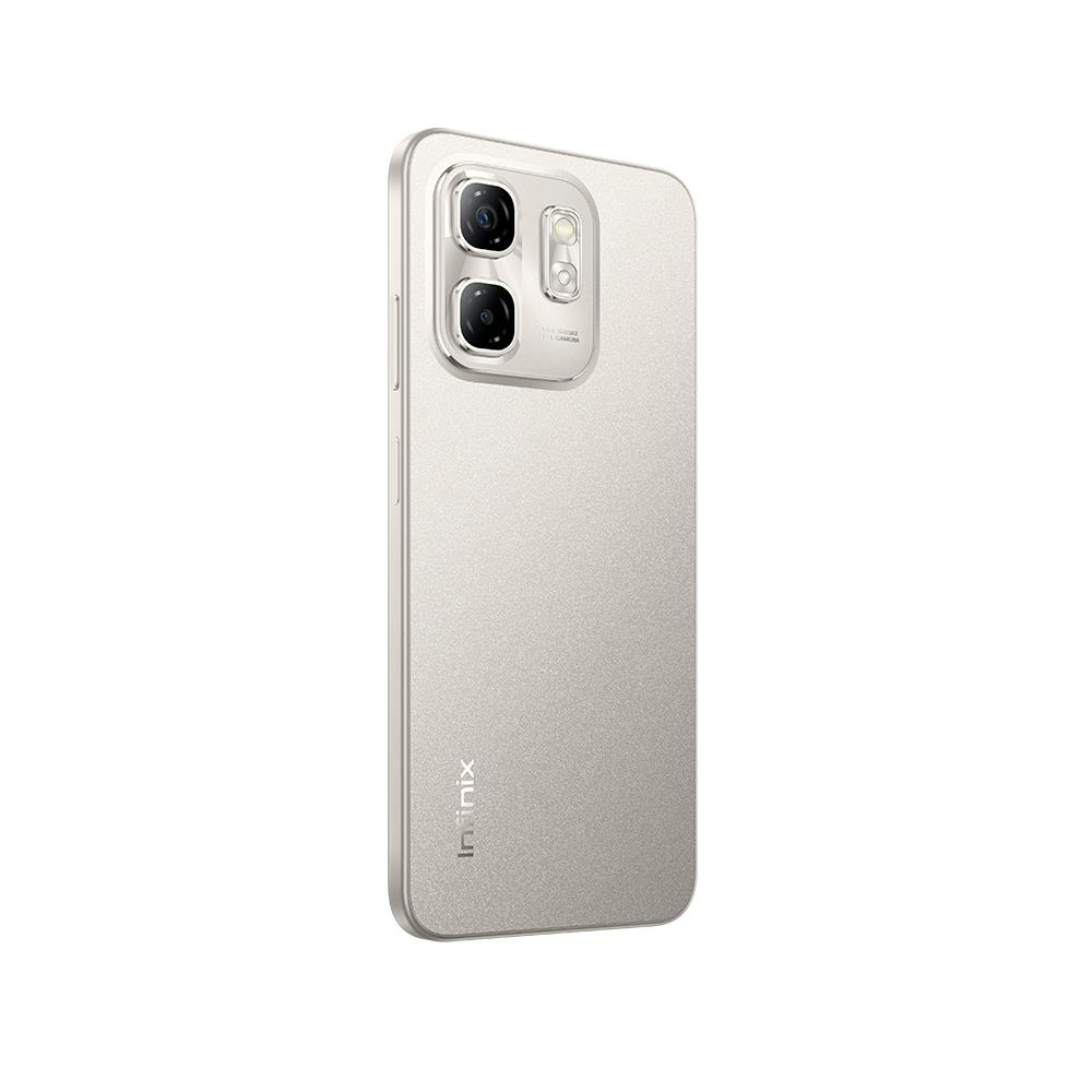 Gümüş renkli bir Infinix akıllı telefon, hafif açılı. Arka tarafında kare içinde kameralar ve Infinix logosu bulunur. Arka plan beyazdır.