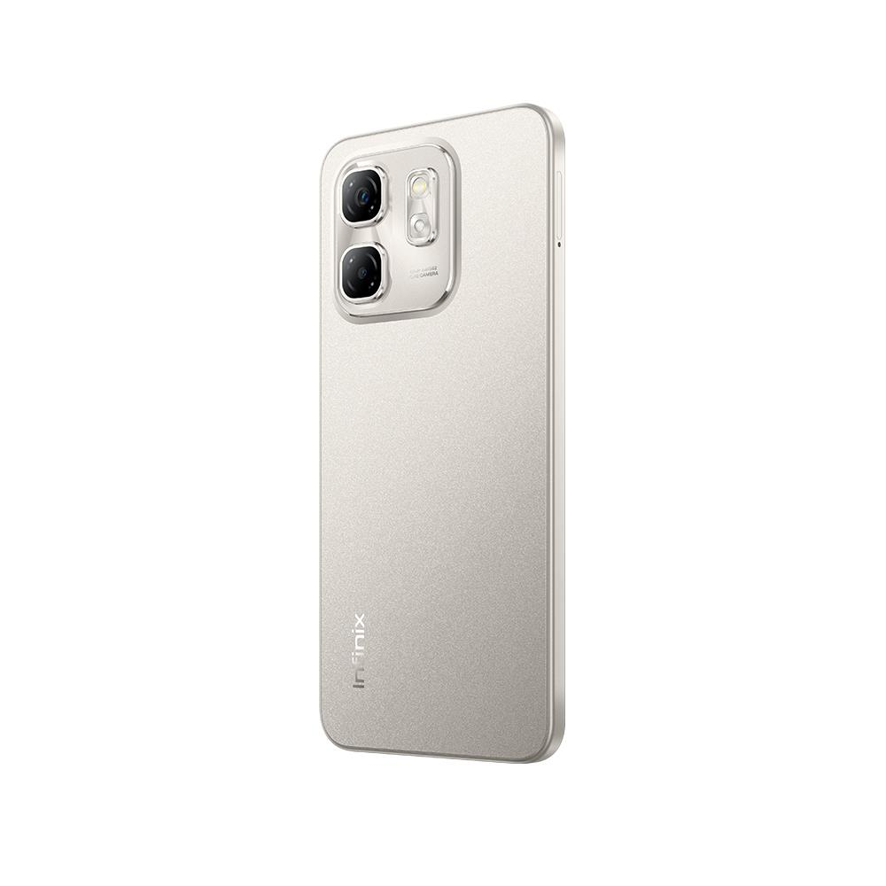Gümüş renkli bir Infinix akıllı telefon. Üç lensli bir kamera modülüne sahip. Telefon arkadan, hafif açıyla görülüyor.