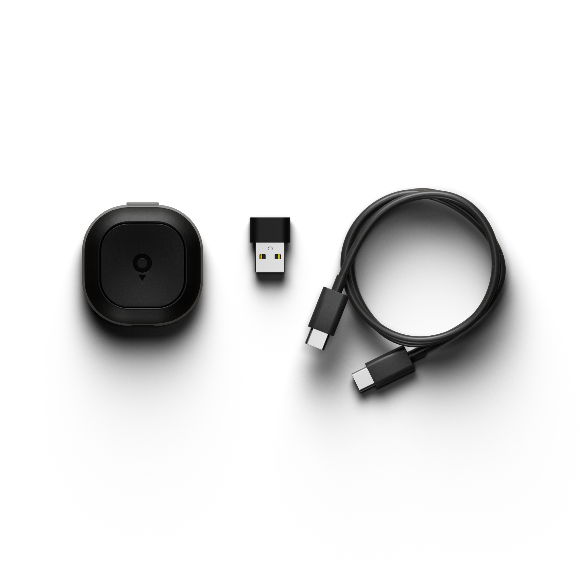 Schwarzes Gerät, USB-Dongle und Kabel auf weißem Hintergrund. Das Gerät hat ein Logo.
