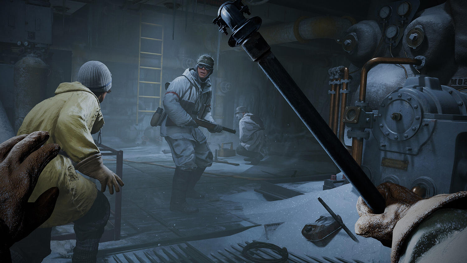Soldaten in Winterausrüstung in einem Gebäude. Einer hält ein Gewehr. Schnee am Boden. Industrieausrüstung und Rohre sind im Hintergrund sichtbar.
