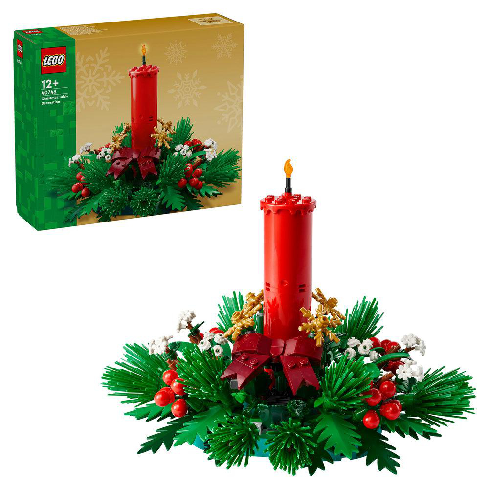 Eine Lego-Weihnachtsdekoration für den Tisch. Es enthält eine rote Kerze mit Flamme, umgeben von grünen Blättern, roten Beeren und einem roten Band.
