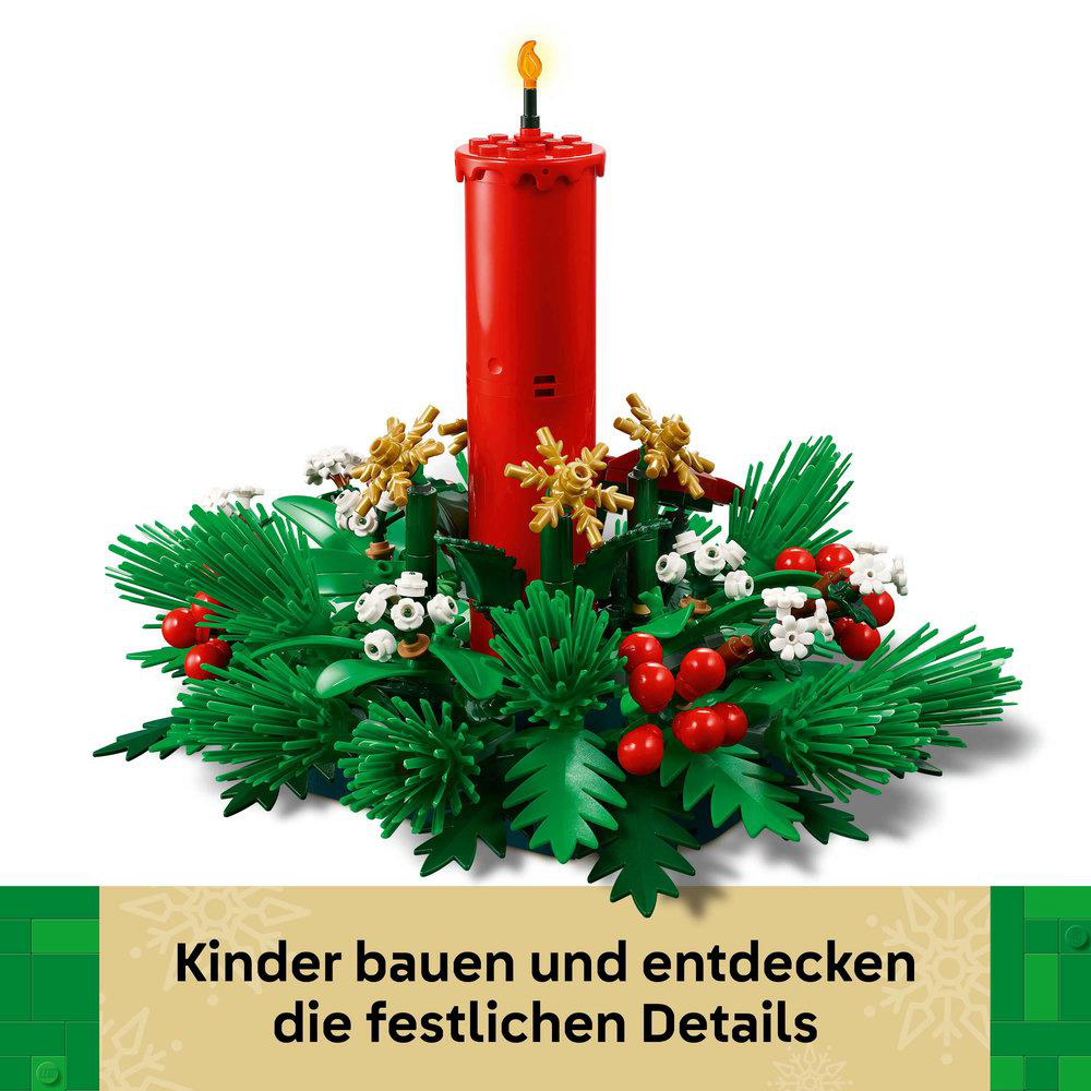 Eine rote Kerze mit gelber Flamme, umgeben von grünen Blättern, roten Beeren und goldenen Ornamenten. Text unten.