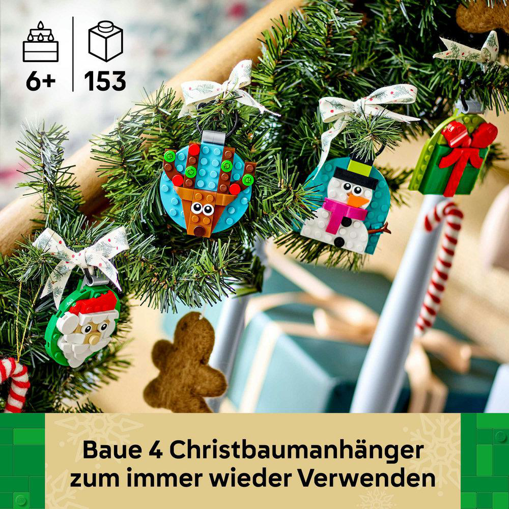 Weihnachtsschmuck, darunter ein Rentier, ein Schneemann und ein Geschenk, hängen an einem Weihnachtsbaum. Festliche Schleifen und ein Lebkuchenmann sind ebenfalls sichtbar.