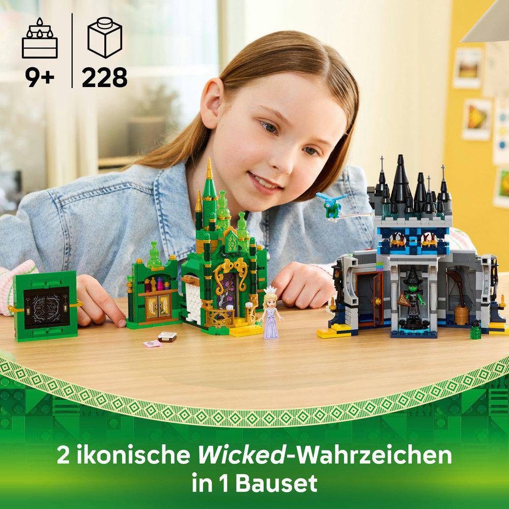 Ein Mädchen betrachtet ein Lego-Set. Es enthält ein grünes Schloss, ein schwarzes Schloss und Mini-Figuren auf einem Holztisch.