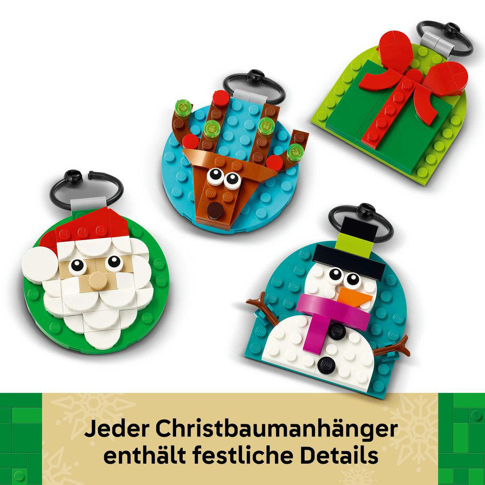 Vier Lego-Weihnachtsschmuckstücke. Sie sind ein Weihnachtsmann, ein Rentier, eine Geschenkbox und ein Schneemann. Jeder hat einen schwarzen Haken.
