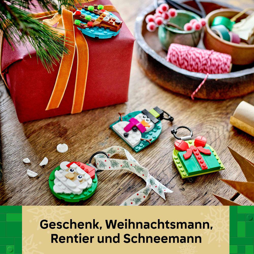 Weihnachtsszene mit Geschenken, Weihnachtsmann, Rentier, Schneemann Lego-Ornamenten und Geschenkbox. Geschenke liegen auf einem Holztisch.