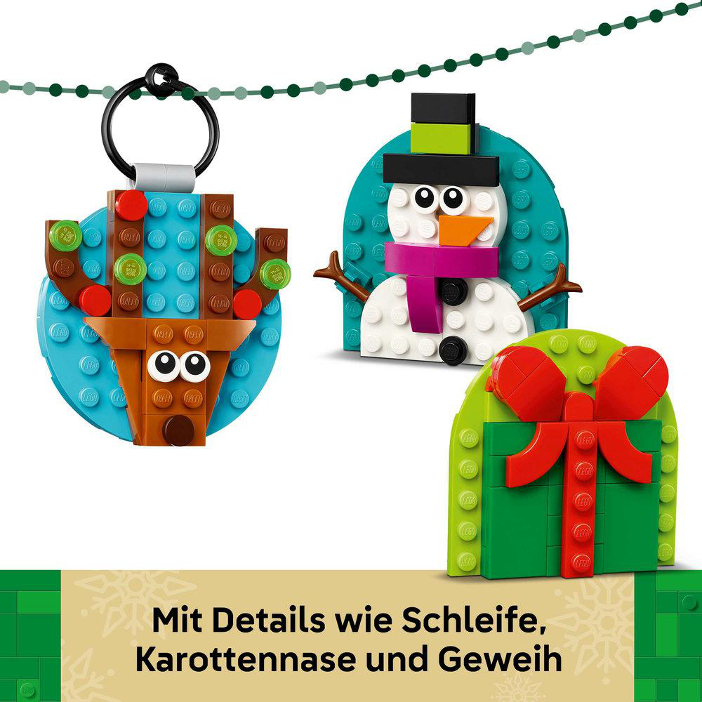 Drei Lego-Ornamente: ein Rentier, ein Schneemann und eine Geschenkbox. Sie bestehen aus bunten Lego-Steinen und befinden sich auf weißem Hintergrund.