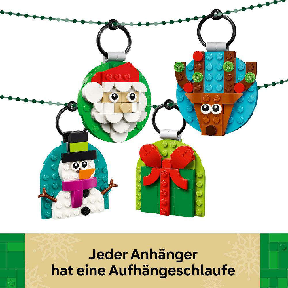 Vier Lego-Weihnachtsschmuckstücke: Weihnachtsmann, Rentier, Schneemann und Geschenkbox, jeweils mit schwarzer Aufhängeschlaufe.