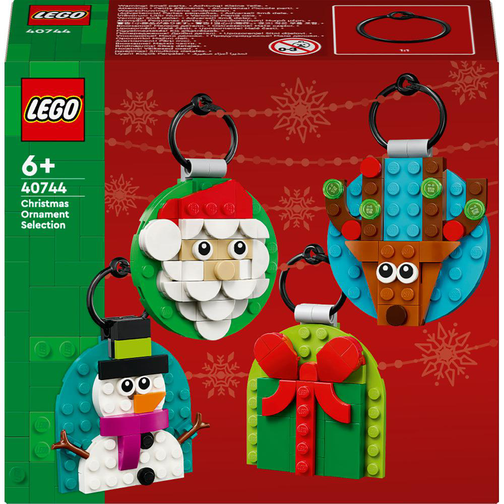 LEGO Weihnachtsornament-Set mit Designs von Weihnachtsmann, Rentier, Schneemann und Geschenk, auf rotem Hintergrund.