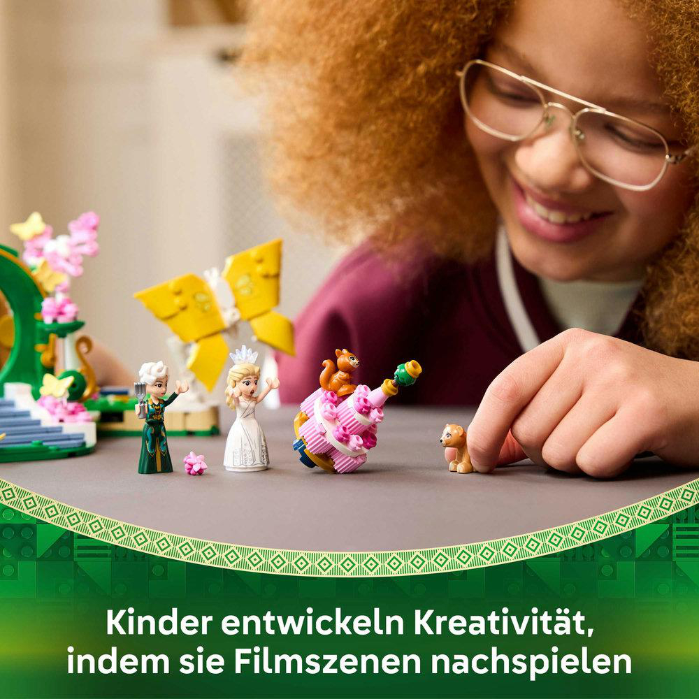 Ein Mädchen mit Brille lächelt ein Lego-Set an. Das Set enthält Disney-Figuren und eine rosa Struktur. Der Text lautet: Kinder entwickeln Kreativität.
