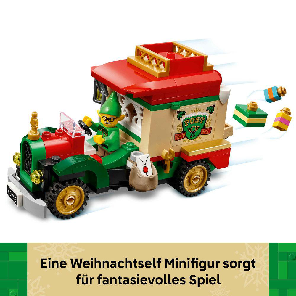 Ein Lego-Spielzeug zeigt einen roten und grünen Postwagen mit einem fahrenden Elf. Pakete fliegen hinter dem Wagen. Die Wörter POST POLE sind sichtbar.