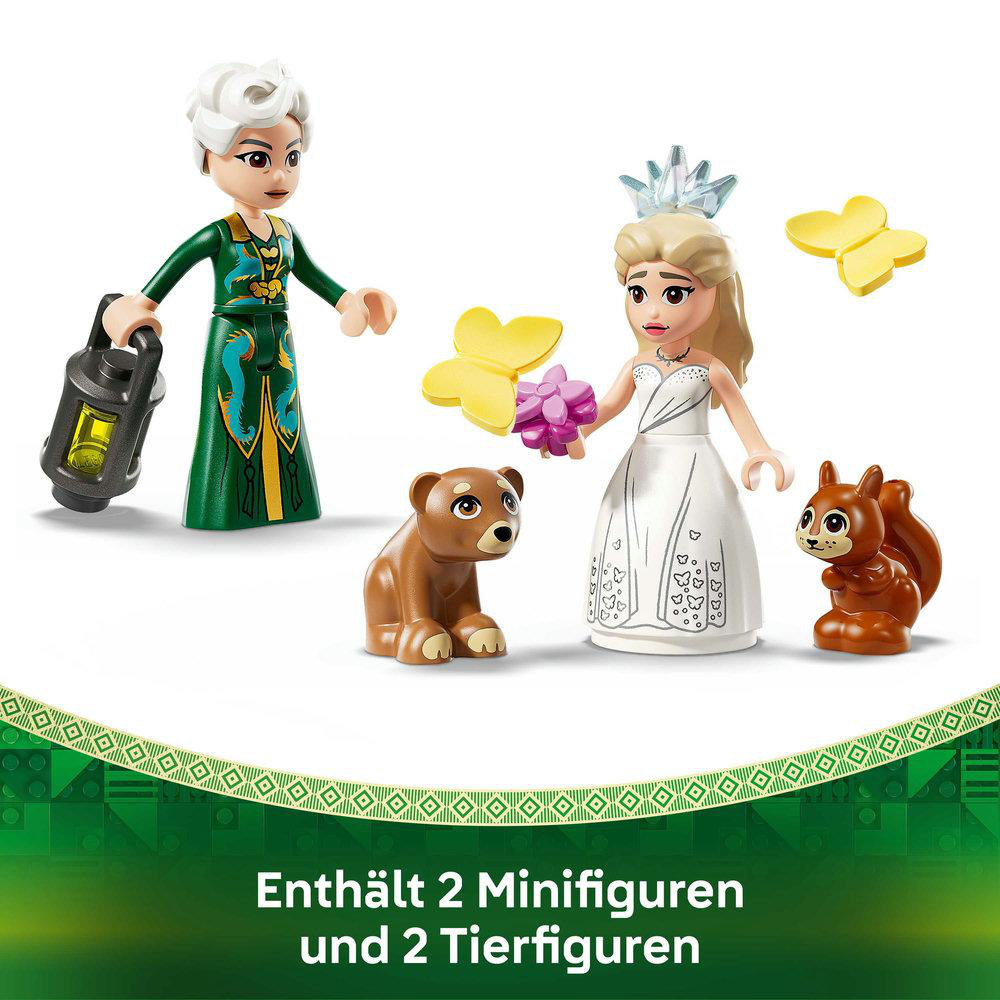 Zwei Minifiguren und zwei Tierfiguren. Eine Frau in Grün, eine im weißen Kleid. Ein Bär und ein Eichhörnchen sind vorhanden.
