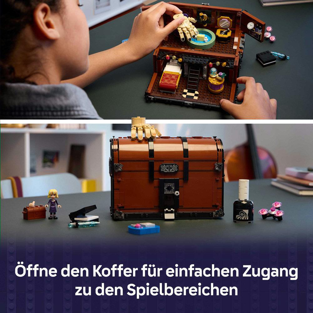 Eine Person spielt mit einem braunen Lego-Set. Das Set ist geöffnet und zeigt ein Miniatur-Schlafzimmer und andere Räume. Zubehör daneben.