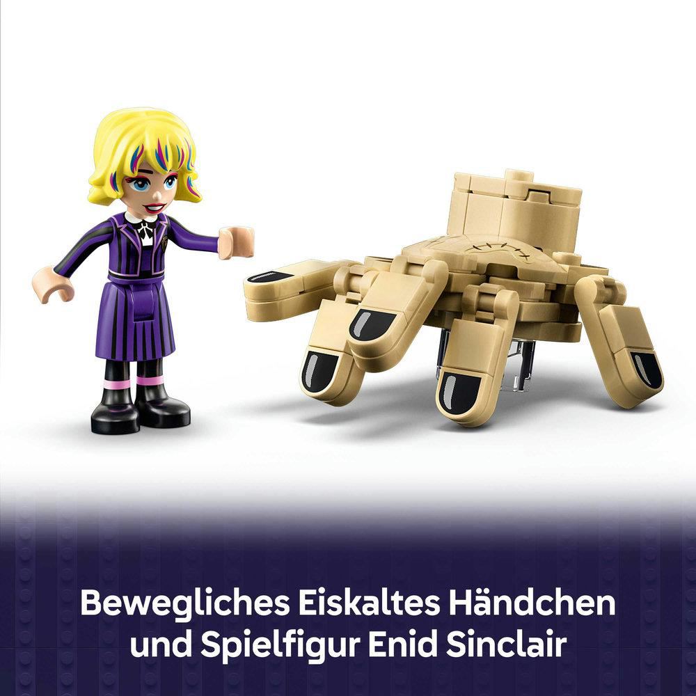 Ein Spielzeugset mit einer Minifigur in lila Kleidung und gelben Haaren sowie einer beigefarbenen, mechanischen Hand auf weißem Grund.
