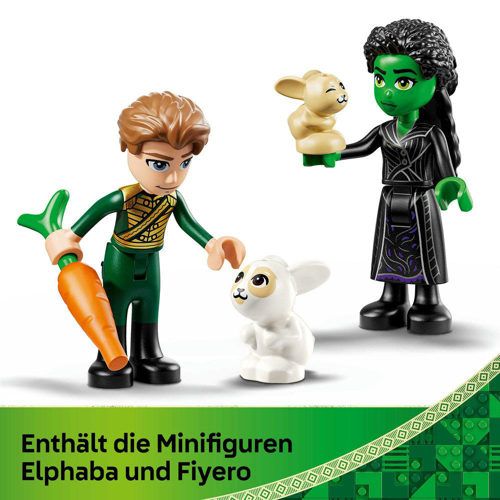 Lego-Minifiguren von Elphaba, Fiyero und zwei Hasen. Ein Hase ist weiß, der andere beige. Fiyero hält eine Karotte.