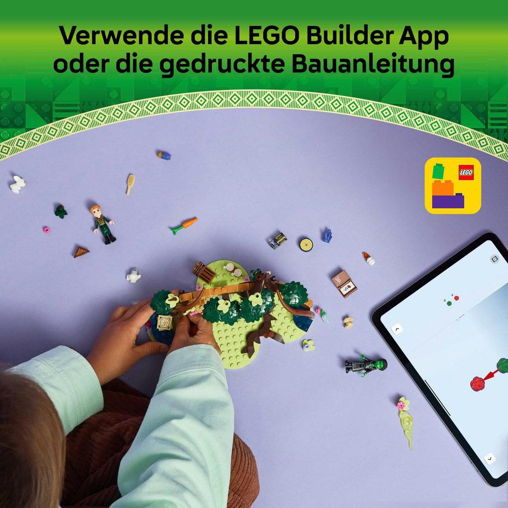 Ein Kind baut ein LEGO-Set auf einer lila Oberfläche zusammen, mit einem Tablet, das Anweisungen zeigt, und verschiedenen LEGO-Teilen.