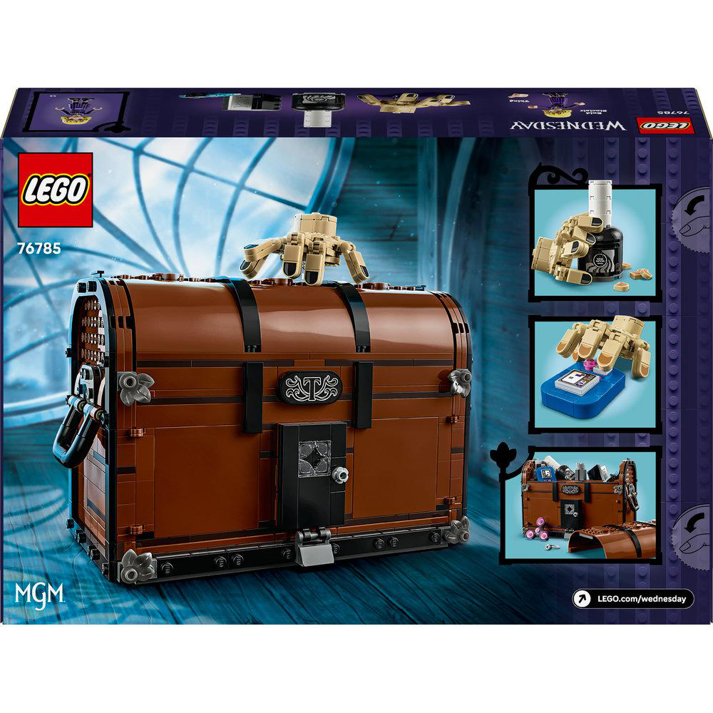 LEGO Wednesday Set-Box. Eine braune Truhe ist das zentrale Bild. Kleinere Bilder zeigen Lego-Teile und Szenen.