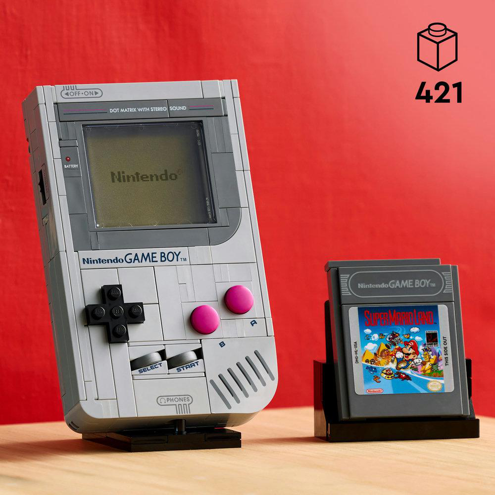 Ein Lego Game Boy Modell mit einer Super Mario Land-Kartusche wird vor rotem Hintergrund gezeigt. Details umfassen Knöpfe, einen Bildschirm und das Nintendo-Logo.