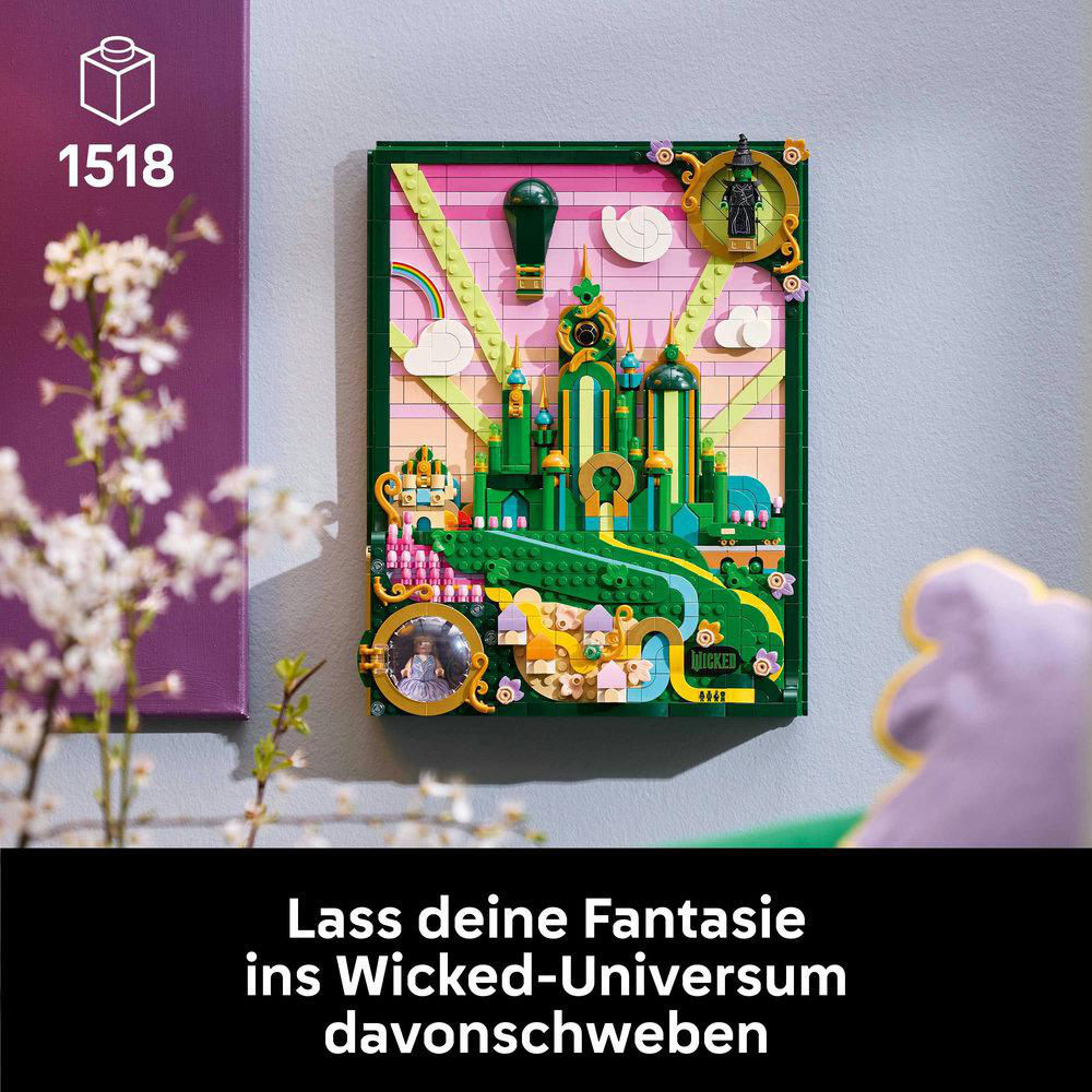 Ein farbenfrohes LEGO-Set, das eine Szene aus „Wicked“ darstellt, mit einer grünen Stadt, einem Regenbogen und den Worten „Wicked“ und „1518“.