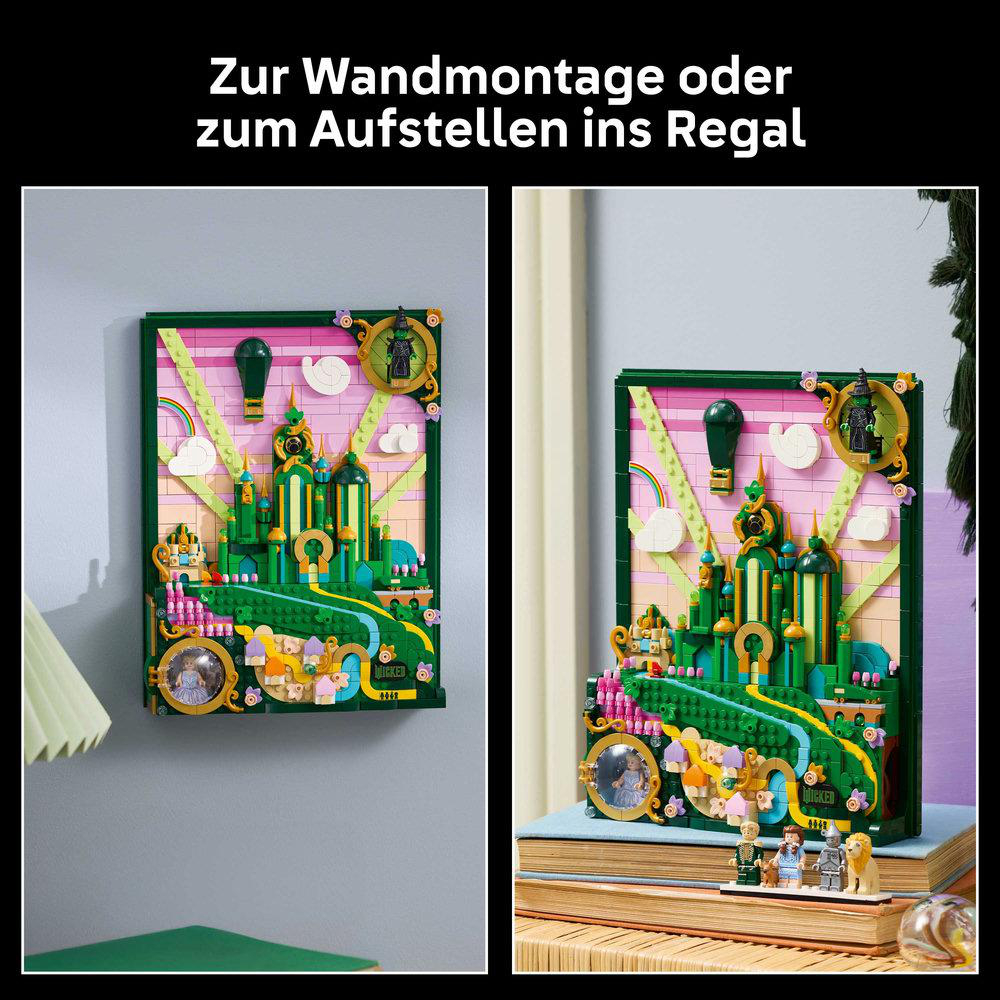 Zwei Darstellungen eines LEGO-Sets, das die Wicked-Bühne zeigt. Eines ist an der Wand befestigt, das andere liegt auf Büchern. Beide zeigen die Emerald City.