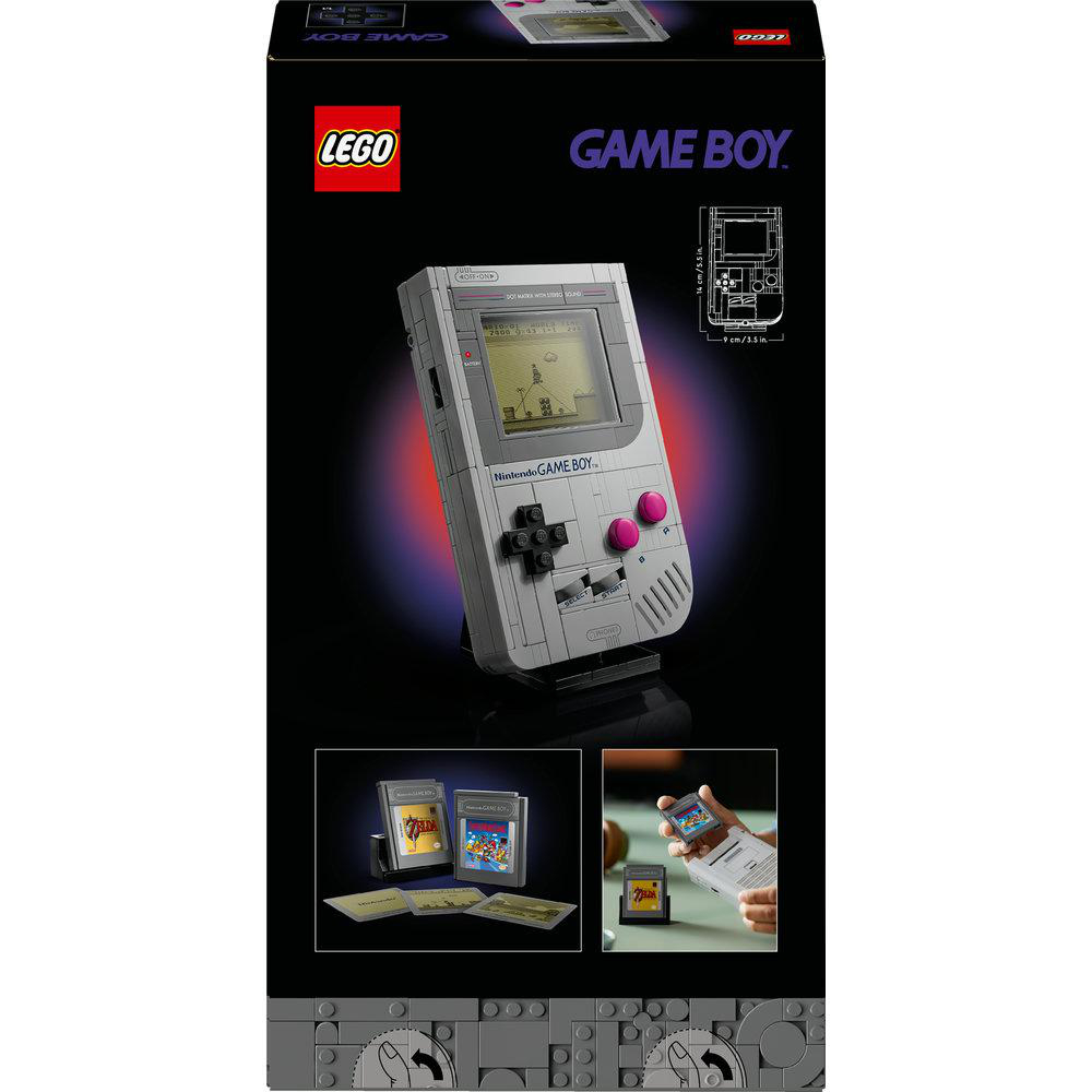 Ein LEGO Game Boy Set. Es zeigt ein graues Game Boy-Modell mit rosa Knöpfen und einem kleinen Bildschirm mit einer Spielszene.