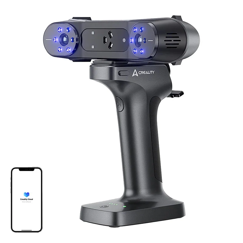 Egy fekete 3D-szkenner fogantyúval és egy iPhone, amely a Creality Cloud alkalmazást mutatja. A szkenner kék fénnyel rendelkezik. Fehér háttér.